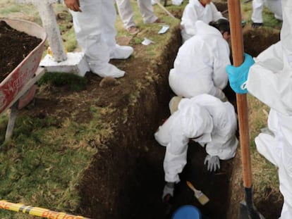 Exhumación de presuntas víctimas de ejecuciones extrajudiciales en el cementerio de Dabeiba, en el departamento de Antioquia.