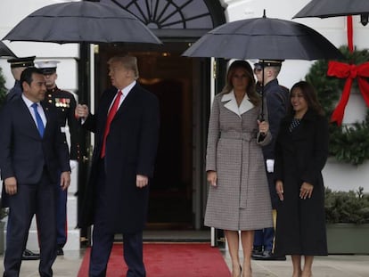 Donald y Melania Trump con el presidente de Guatemala, Jimmy Morales, y su mujer, Patricia Marroquín, este martes. Evan Vucci AP. En vídeo, las claves del "impeachment" a Trump. EPV