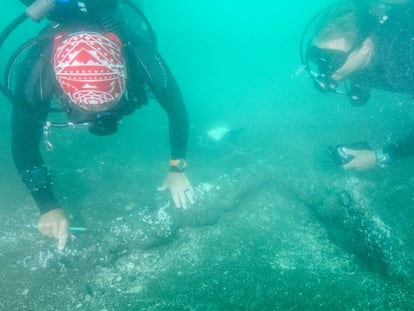 Halladas dos anclas en la zona en la que se buscan restos de los barcos de Hernán Cortés