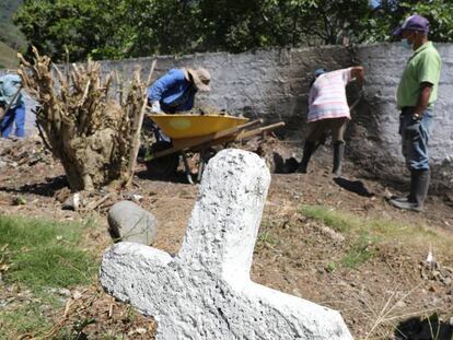 Trabajos de exhumación de presuntas víctimas de ejecuciones extrajudiciales en el cementerio de Dabeiba (Colombia). En vídeo, Colombia se enfrenta a la exhumación de 200.000 cuerpos sin identificar.