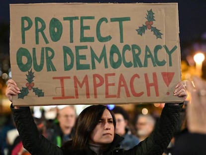 Manifestación en Los Ángeles a favor del 'impeachment', el martes. En vídeo, las claves del caso.