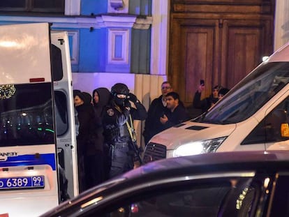 Las fuerzas especiales de la policía frente a la sede del Servicio Federal de Seguridad. En vídeo, imágenes tras el tiroteo.