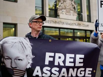 Partidarios del fundador de Wikileaks, Julian Assange, protestan frente a la Corte de Magistrados de Westminster en Londres. En vídeo, declaraciones del abogado de Assange.