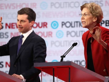 Pete Buttigieg y Elizabeth Warren, el jueves en Los Ángeles.