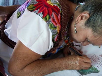 Una mujer participa en la consulta sobre el Tren Maya.