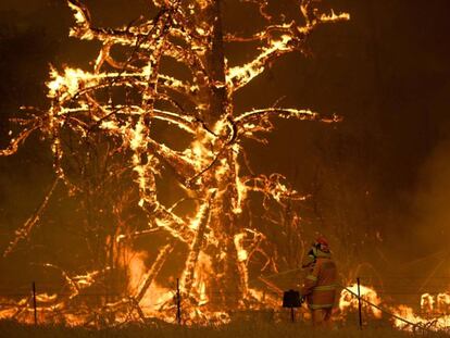 Un bombero trabaja en el incendio de Gospers Mountain, al oeste de Sídney, este fin de semana.