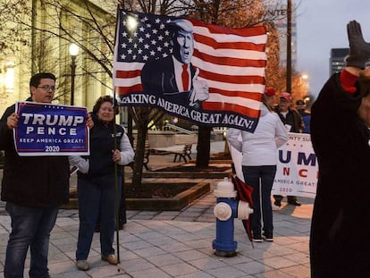 Seguidores de Trump este martes, en Charleston (Virginia Occidental). En vídeo, las claves del 'impeachment' a Trump.