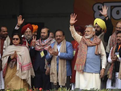 Narendra Modi, en el centro, este domingo en un acto de partido en Nueva Delhi.