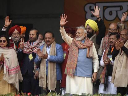 Narendra Modi, en el centro, este domingo en un acto de partido en Nueva Delhi.