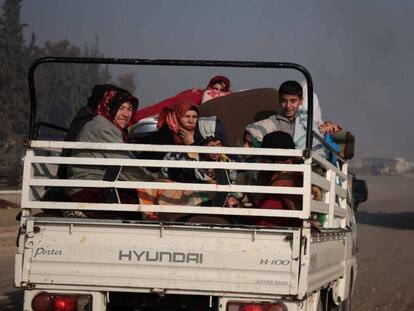 Civiles sirios huyen hacia la frontera con Turquía, el 20 de diciembre de 2019. En vídeo, Erdogan asegura que su país no puede recibir a una nueva ola de migrantes.