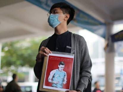 Un manifestante hongkonés, durante una concentración en favor de los derechos de los uigures, el 22 de diciembre de 2019. En vídeo, disturbios en Hong Kong este domingo.