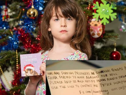 Florence Widdicombe, de seis años, posa con una tarjeta navideña de Tesco como en la que halló un mensaje de un preso extranjero en China, en el que pide que contacte con el experiodista Peter Humphrey.