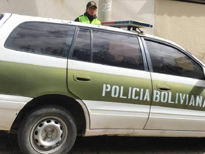 Una patrulla de la Policía boliviana afuera de la Embajada de México en La Paz. En vídeo, declaraciones de Evo Morales este martes en Argentina.