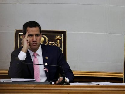 Juan Guaidó, en la Asamblea Nacional, en Octubre. En vídeo, declaraciones de Nicolás Maduro.