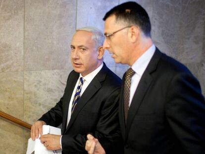 El primer ministro Benjamín Netanyahu y el entonces ministro de Educación Gideon Saar, en 2012 en Jerusalén. En vídeo, el primer ministro israelí pone a prueba su liderazgo dentro del Likud.