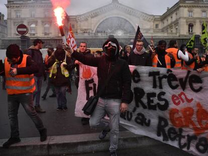 Trabajadores ferroviarios y del servicio metropolitano de transportes se volvieron a manifestar en París este jueves. En vídeo, las protestas explicadas.