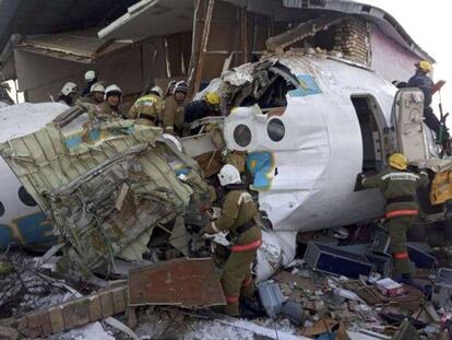 Policías y bomberos trabajan en las labores de rescate en el avión accidentado en Kazajistán.
