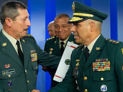 El general Nicacio Martínez (izquierda) saluda al general Eduardo Zapateiro (d) quien lo releva en la jefatura del Ejército.