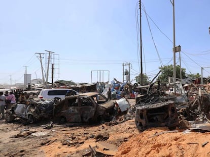 El lugar del atentado con un coche bomba este sábado en Mogadiscio, capital de Somalia. En vídeo, Al menos 76 muertos y 70 heridos al explotar un coche bomba en la capital somalí.
