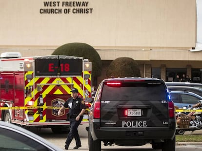 Los servicios de emergencia acuden a la escena del tiroteo en White Settlement, Texas.