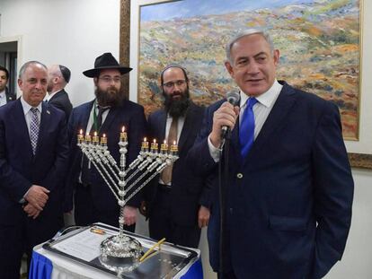 Benjamín Netanyahu, el domingo en una ceremonia de la fiesta judía de Hanuká, en Jerusalén. En vídeo, declaraciones de Netanyahu en noviembre tras conocerse la acusación formal.