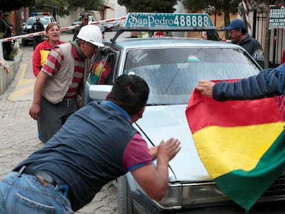 Protesta en el exterior de la Embajada de España este lunes, en La Paz (Bolivia). En vídeo, la presidenta interina de Bolivia, Jeanine Añez, expulsa del país a varios diplomáticos.