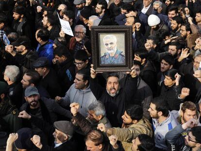 Manifestación en Teherán este viernes para condenar el ataque de EE UU contra el general Soleimani. En vídeo, el general iraní Soleimani muere en un ataque con misiles dirigidos por Estados Unidos.