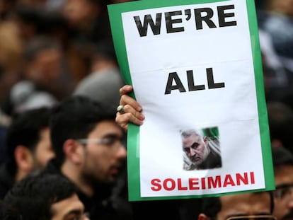 Un iraní sujeta una imagen del general Qasem Soleimani, este sábado en Teherán. En vídeo, las claves del conflicto.
