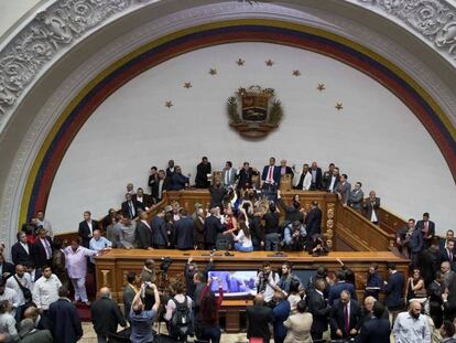 La Asamblea General de Venezuela durante el debate de este domingo. En vídeo, la policía impide a Guaidó entrar al Parlamento