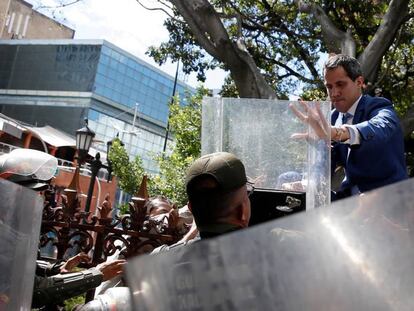 Juan Guaidó accede al recinto de la Asamblea Nacional en Caracas forcejeando con la policía. En vídeo, el momento en el que Guaidó escala la verja del Parlamento.