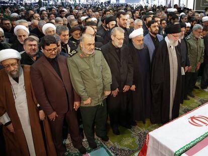 El líder supremo iraní Ali Jamenei (centro), durante el funeral de Soleimani, en Teherán este lunes.