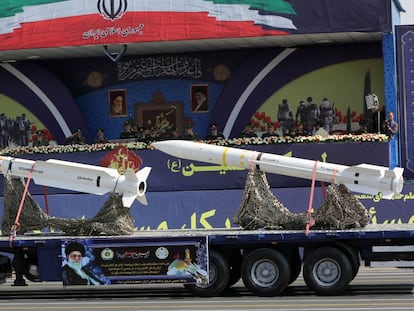 Un camión con misiles durante un desfile militar en Teherán el pasado septiembre. En vídeo, Irán amenaza a EE UU en el multitudinario funeral de Soleimani.
