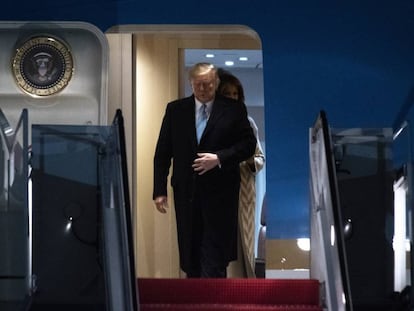 Donald Trump sale del avión Air Force One, este domingo. En vídeo, la carta del Pentágono enviada "por error" a Bagdad.