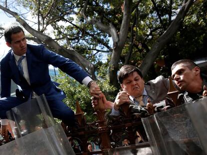 Guaidó intenta entrar al Parlamento venezolano este domingo.