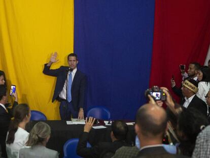 Juan Guaidó es reelegido presidente de la Asamblea Nacional en una sesión alternativa en la sede de 'El Nacional', este domingo en Caracas. En vídeo, declaraciones de Guaidó.