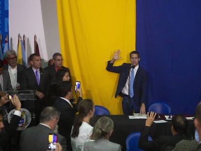 Juan Guaidó es reelegido presidente de la Asamblea Nacional en una sesión alternativa en la sede de 'El Nacional', este domingo en Caracas. En vídeo, declaraciones de Guaidó.