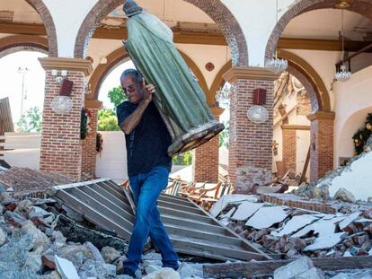 Un hombre entre las ruinas de una iglesia en Guayanilla, Puerto Rico, este martes.