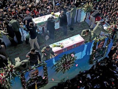 Cientos de personas se congregan alrededor de un vehículo que transporta el ataúd del general iraní Qasem Soleimani, este martes.