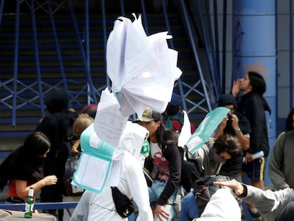 Estudiantes destruyen los exámenes durante una protesta en Valparaíso.