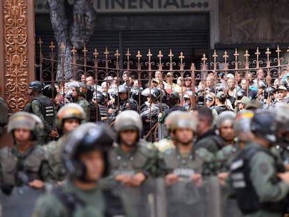 Simpatizantes de Nicolás Maduro vigilan la salida de la Asamblea Nacional, este martes en Caracas. En vídeo, el incidente.