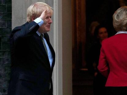 Boris Johnson y Ursula von der Leyen, este miércoles en Londres. En vídeo, declaraciones de Von der Leyen antes de reunirse con Johnson.