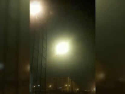 'The New York Times' ha publicado, y verificado, este jueves un vídeo que muestra aparentemente cómo un misil impacta contra un objeto en torno a la misma hora y en la misma zona en la que se estrelló el Boeing de la aerolínea ucrania.