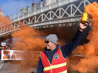Un huelguista, en la manifestación del 9 de enero en Marsella (Francia). En vídeo, así fue la jornada de protestas.