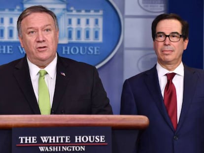 Mike Pompeo, a la izquierda, y Steven Mnuchin, en la rueda de prensa, este viernes en la Casa Blanca. En vídeo, declaraciones de Pompeo y Mnuchin.