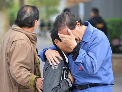 Un hombre abraza a un niño afuera del colegio donde se realizó el tiroteo.