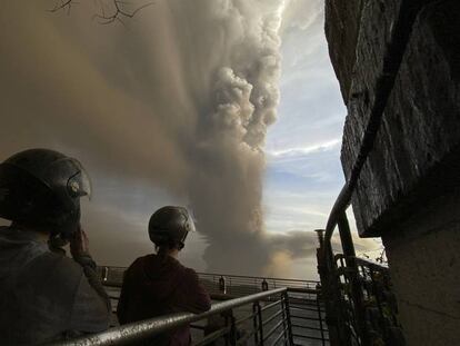 La columna de humo del volcán Taal, cerca de Manila, capital de Filipinas. En vídeo, imágenes de la erupción.