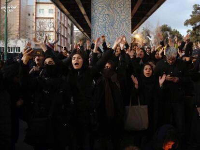 Los iraníes protestan para mostrar su simpatía a las víctimas del accidente del avión ucranio, frente a la Universidad Amir Kabir en Teherán. En vídeo, las protestas.