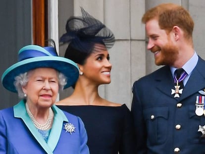 La reina Isabel II y los duques de Sussex, en una ceremonia militar, en julio de 2018 en Loncres. En vídeo, Isabel II estable un "período de transición".