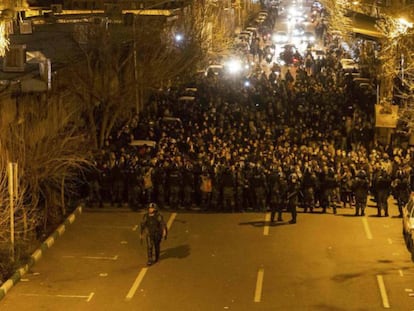 La policía antidisturbios iraní vigila a los manifestantes frente a la Universidad Amir Kabir de Teherán, este sábado. En vídeo, declaraciones del presidente iraní, Hasan Rohani.