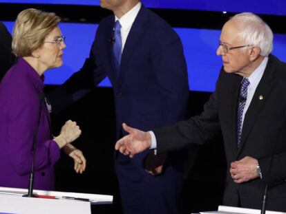 La senadora demócrata Elizabeth Warren y el senador Bernie Sanders se saludan en el debate. En vídeo, la intervención de Warren.